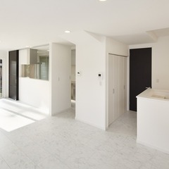 静岡市葵区　白御影の床がまぶしいモダンスタイルの家