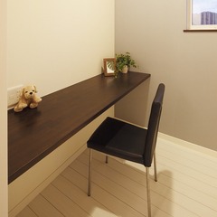 高天井に着く窓はリビングを優しく照らし落ち着きのある空間を演出