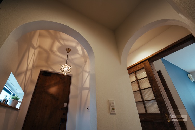 R型の垂れ壁で玄関を優しい空間に／西条市「双葉と七色の家」