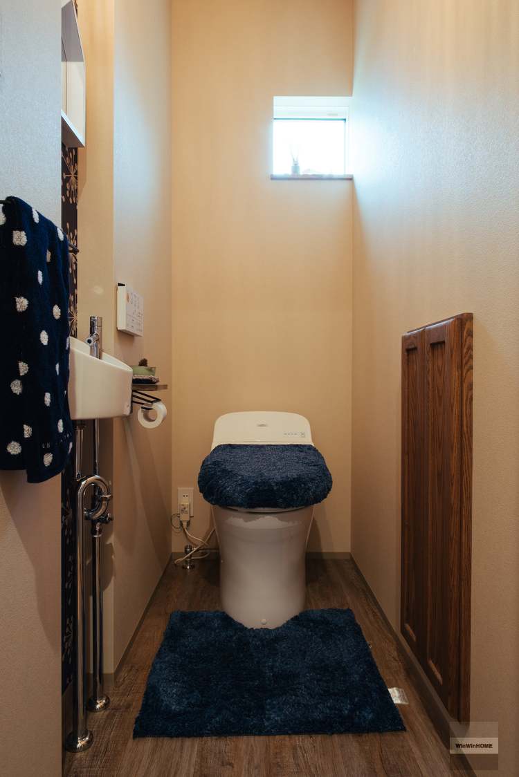壁紙がアクセントの遊び心のあるトイレ／西条市「双葉と七色の家」
