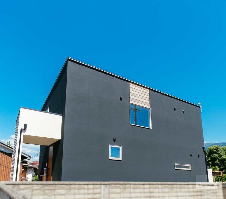 黒×白のモノトーンが印象的な外壁／西条市「慕と成就の家」