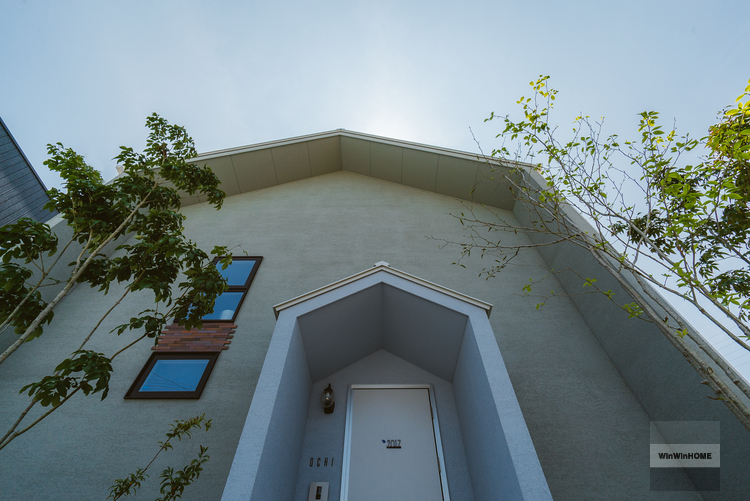 三角屋根の玄関ポーチが可愛い外観／丸亀市「遭と孝心の家」