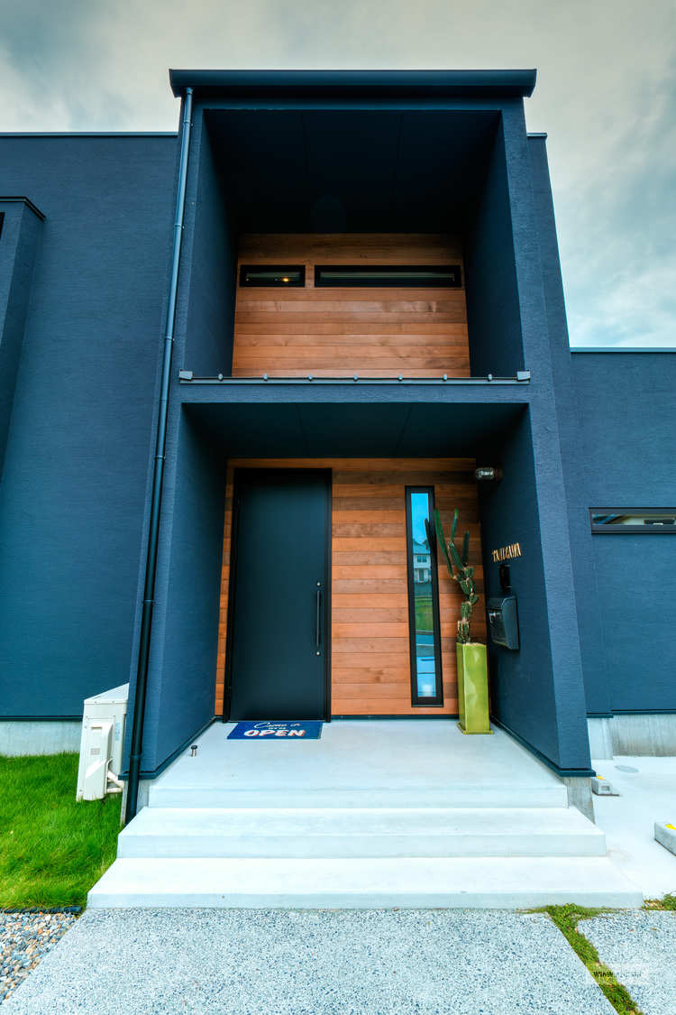板張りが映えるネイビーブルーの外観Ｋ四国中央市　「暖と笑咲の家 」