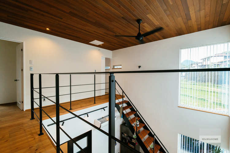 上質な空間を生み出すレッドシダーの天井板張り／四国中央市　「暖と笑咲の家 」