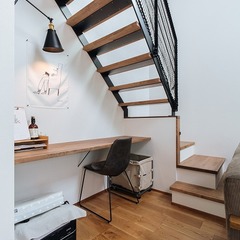 階段下を利用した書斎・ワークスペース / 今治市 「歩と円満な家」