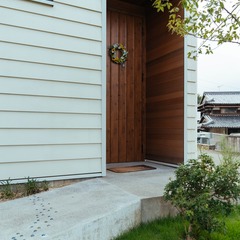 玄関回りの板張りが印象的／西条市「双葉と七色の家」