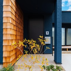 立体感のある板張りが印象的な玄関ポーチ／新居浜市「由と祥雲の家」