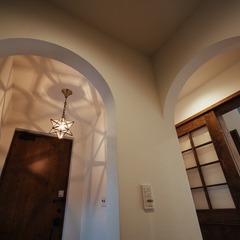 R型の垂れ壁で玄関を優しい空間に／西条市「双葉と七色の家」