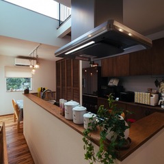 2階の気配も感じられる、吹き抜けの有るキッチン／西条市「双葉と七色の家」