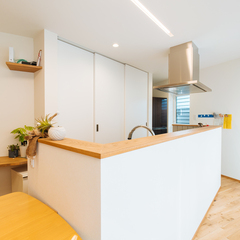 天井に埋め込まれたライトがすっきりとしたキッチン／新居浜市「由と祥雲の家」