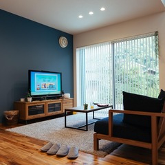 落ち着いた雰囲気のアカシア床のリビング／西条市「双葉と七色の家」