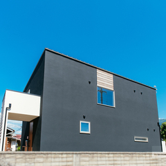 黒×白のモノトーンが印象的な外壁／西条市「慕と成就の家」