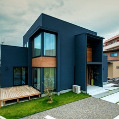 板張りが映えるネイビーブルーの外観／四国中央市　「暖と笑咲の家 」