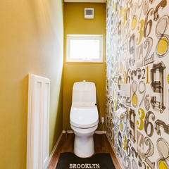 遊び心のあるクロスでトイレもオリジナルの空間に／丸亀市「遭と孝心の家」