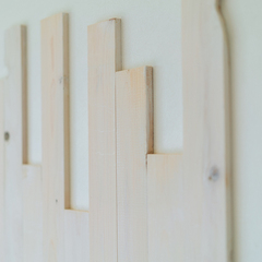 壁の板張りが「海の家」を思わせるカリフォルニアインテリア／丸亀市「遭と孝心の家」