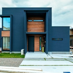 板張りが映えるネイビーブルーの外観／四国中央市　「暖と笑咲の家 」