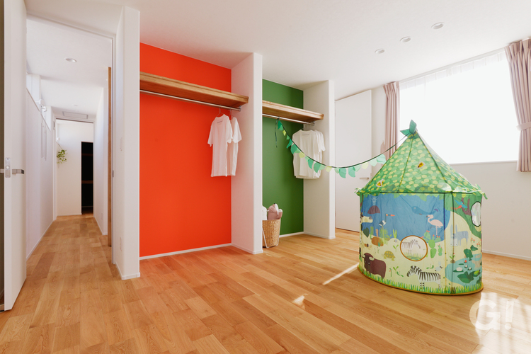 ビビットカラーのクロスで心ワクワク楽しい時間が流れる北欧スタイルの子供部屋