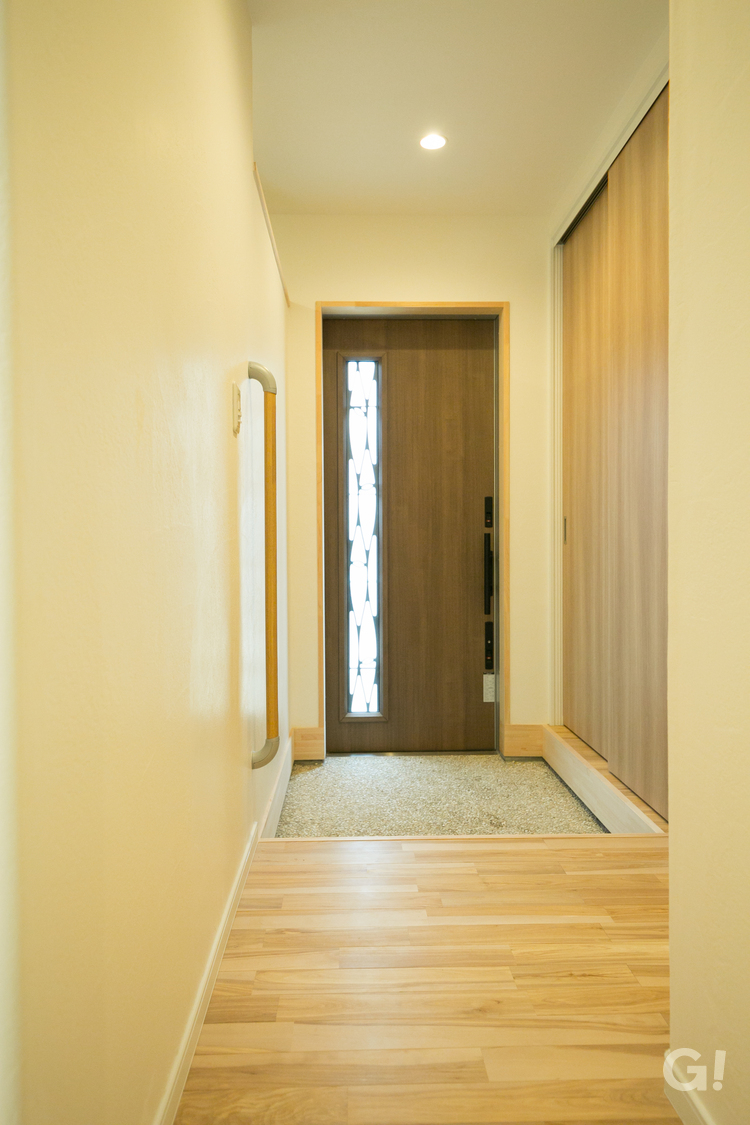 『やわらかく光が差し込み◎ホッと心落ち着く空間広がるシンプルモダンな玄関』の写真