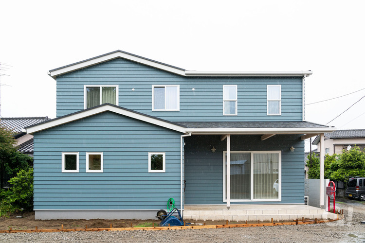 『ブルーグレーX白で個性あふれる雰囲気が素敵！遊び心の詰まったカリフォルニアスタイルの家』の写真