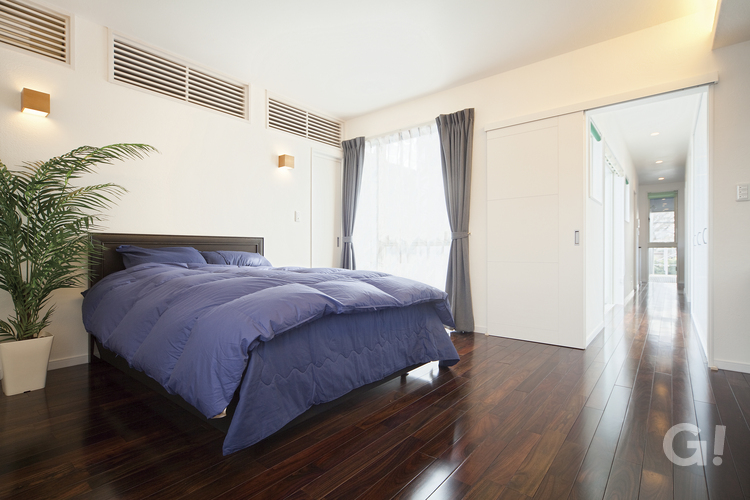 『重厚感伝わる無垢床で快適◎安眠が約束されるシンプルモダンな寝室』の写真