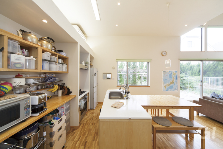 『広々とした空間がいい◎コミュニケーションを大切にできるシンプルモダンなキッチン』の写真