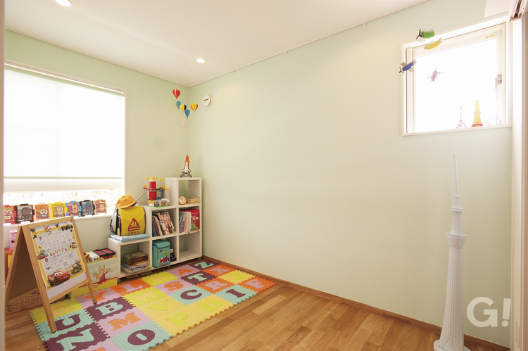『笑顔に癒される！淡いライムグリーンが優しい雰囲気に包み込んでくれる北欧スタイルの子供部屋』の写真