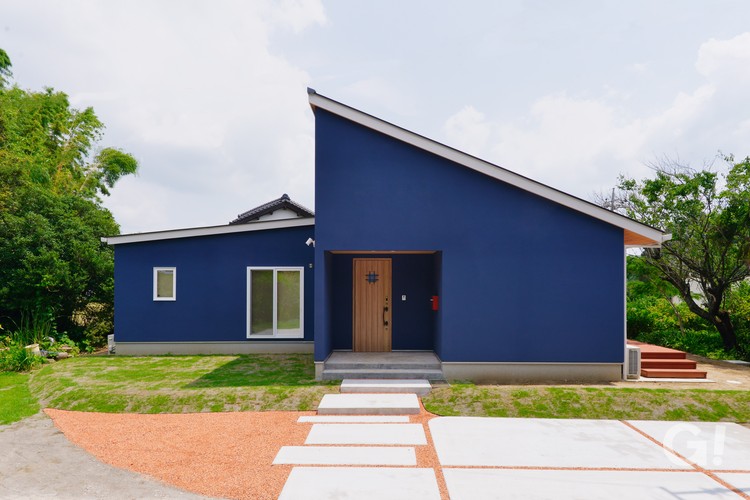 『片流れ屋根＆ブルーが個性を引き立たせるシンプルモダンな平屋住宅』の写真