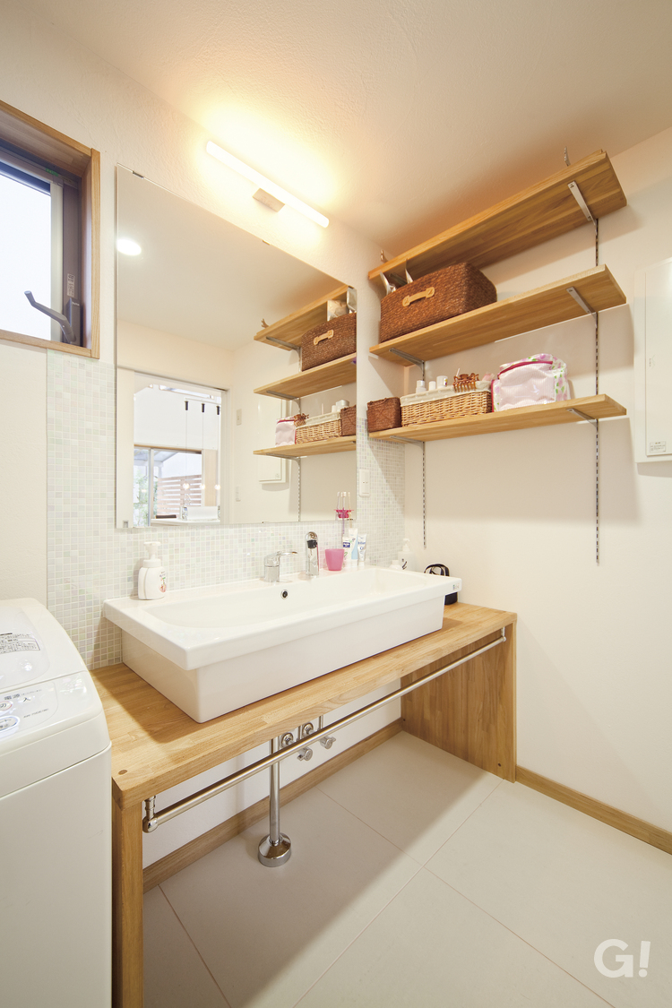 『見せる収納でスッキリ空間◎使うたびホッと癒されるシンプルモダンな洗面室』の写真