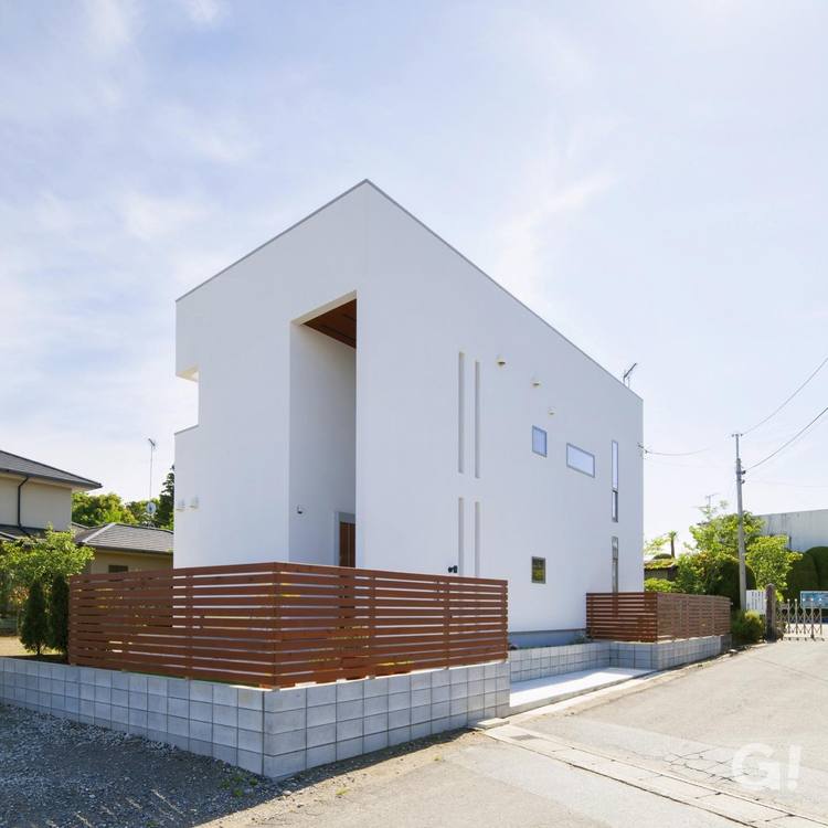 『白が美しい！直線に繋がるデザインで堂々とした佇まいがいいシンプルな家』の写真