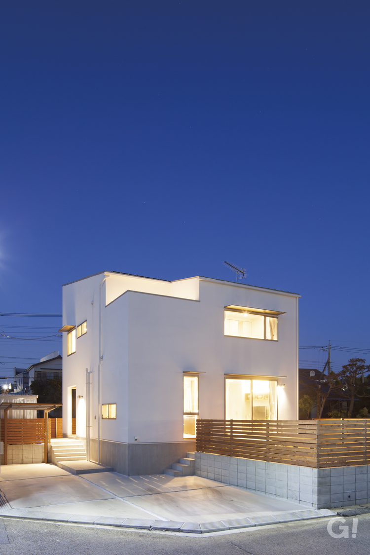 『白で統一され美しい＆個性を活かせるカタチがいいシンプルな家』の写真