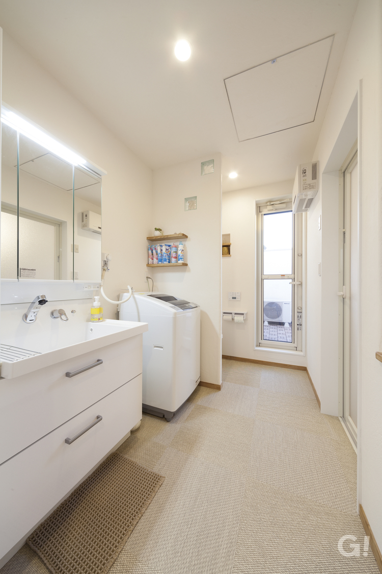 『生活動線抜群！白で統一され清潔感あふれる空間がいいシンプルな洗面室＆トイレ』の写真