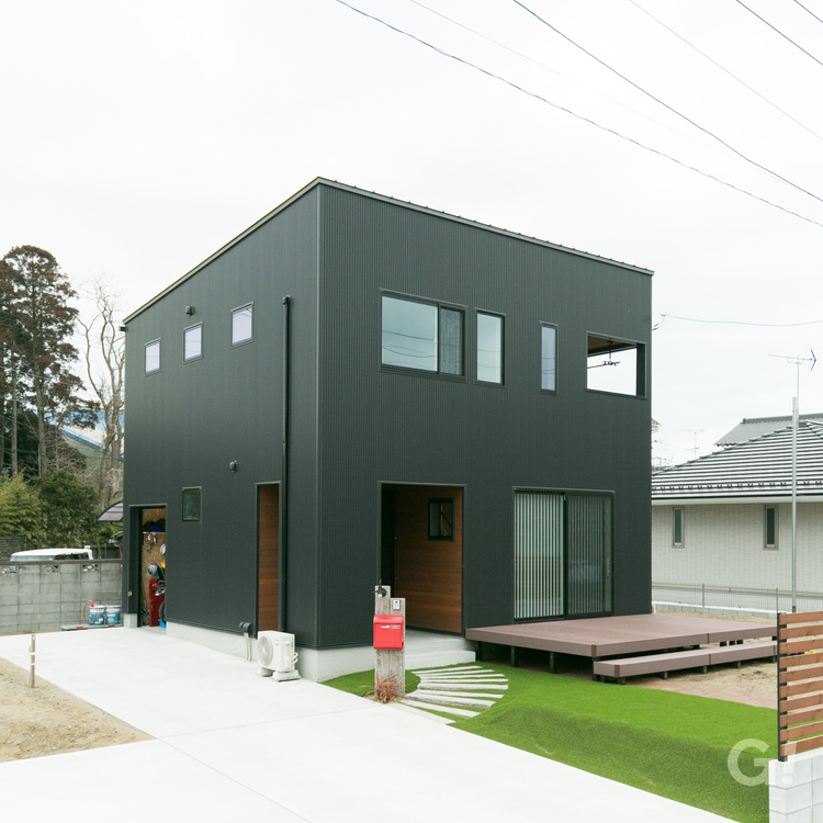 『自然に馴染んで満喫できる！キューブ型の直線に繋がるデザインがいいシンプルモダンな家』の写真