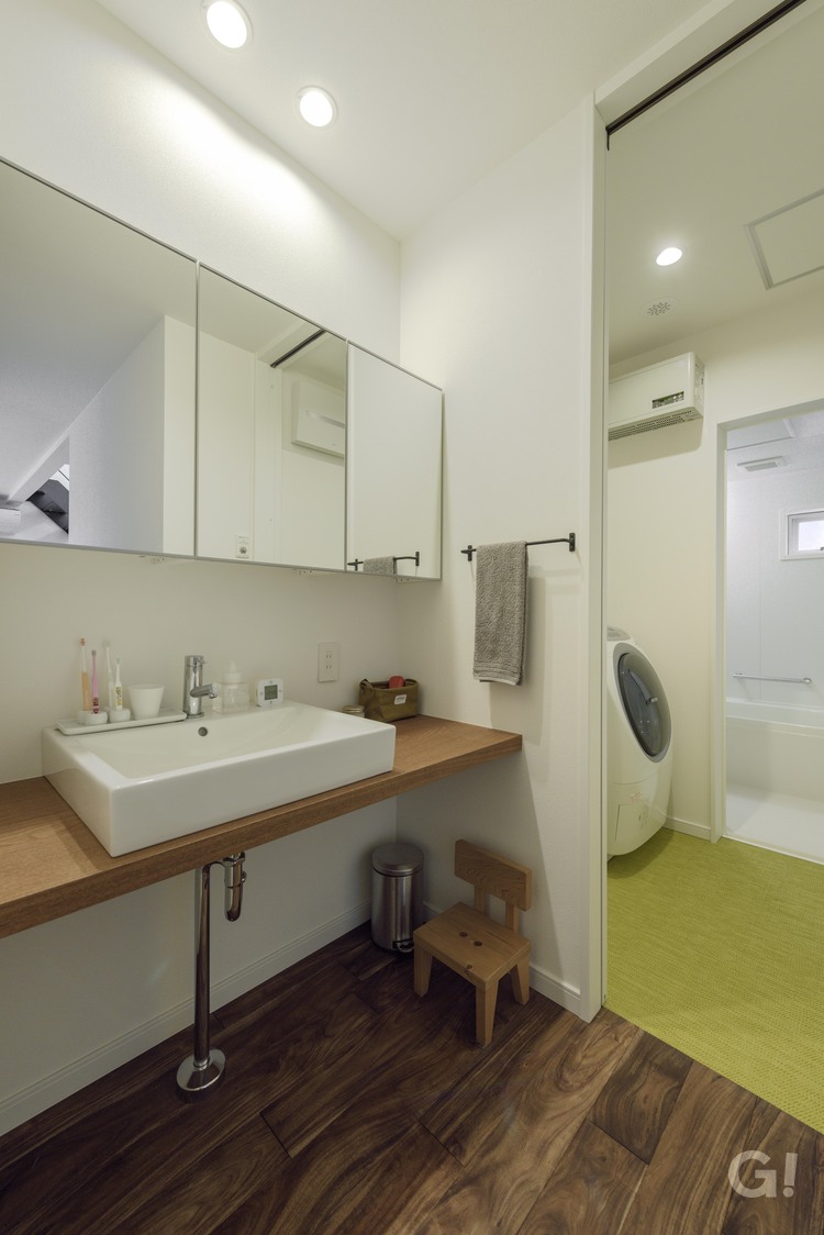 鏡裏の収納スペースがいい◎スクエアタイプの洗面ボウルがお洒落なシンプルモダンな洗面室