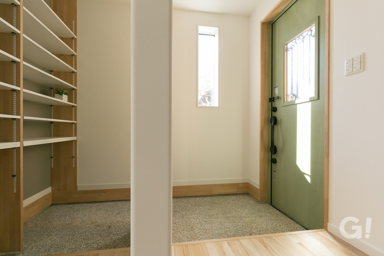 2way仕様で美しく整理整頓！くすみグリーンのドアが優しさを届けてくれるシンプルモダンな玄関