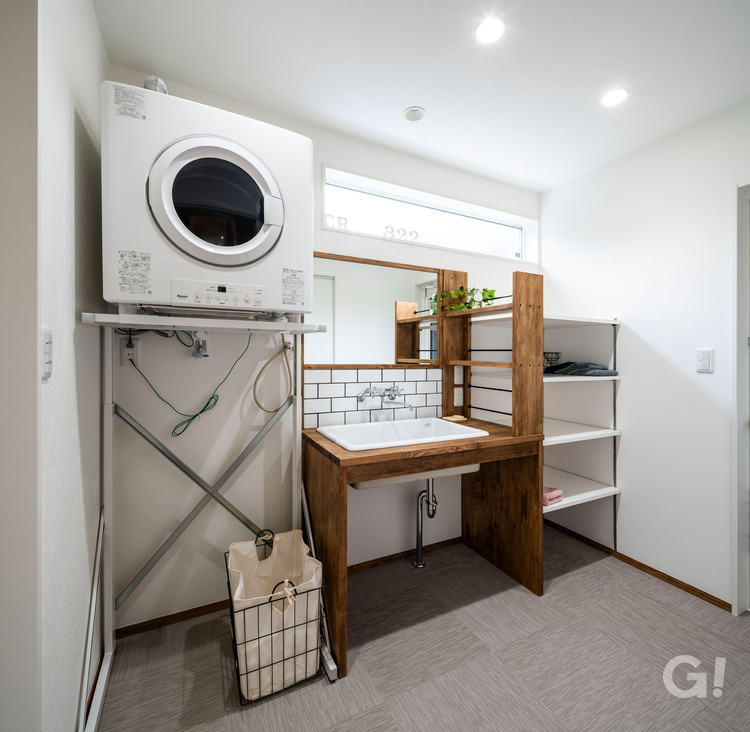 『サブウェイタイルがお洒落POINT！家事も同時進行できるのが嬉しいシンプルモダンな洗面室』の写真