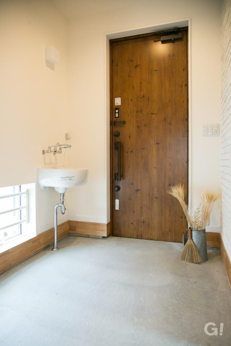 『セカンド手洗いが嬉しい！広々とした空間でお出迎えしてくれるシンプルモダンな玄関』の写真