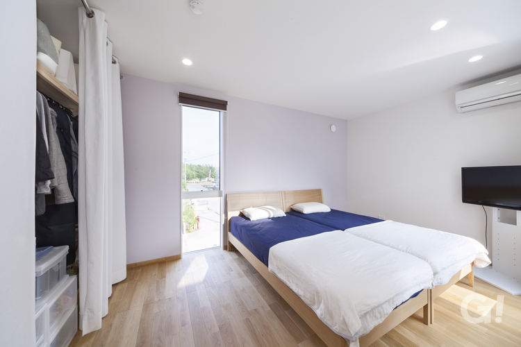 『白で美しい！清々しい朝を気持ちよく迎えられる快適空間がいいシンプルモダンな寝室』の写真