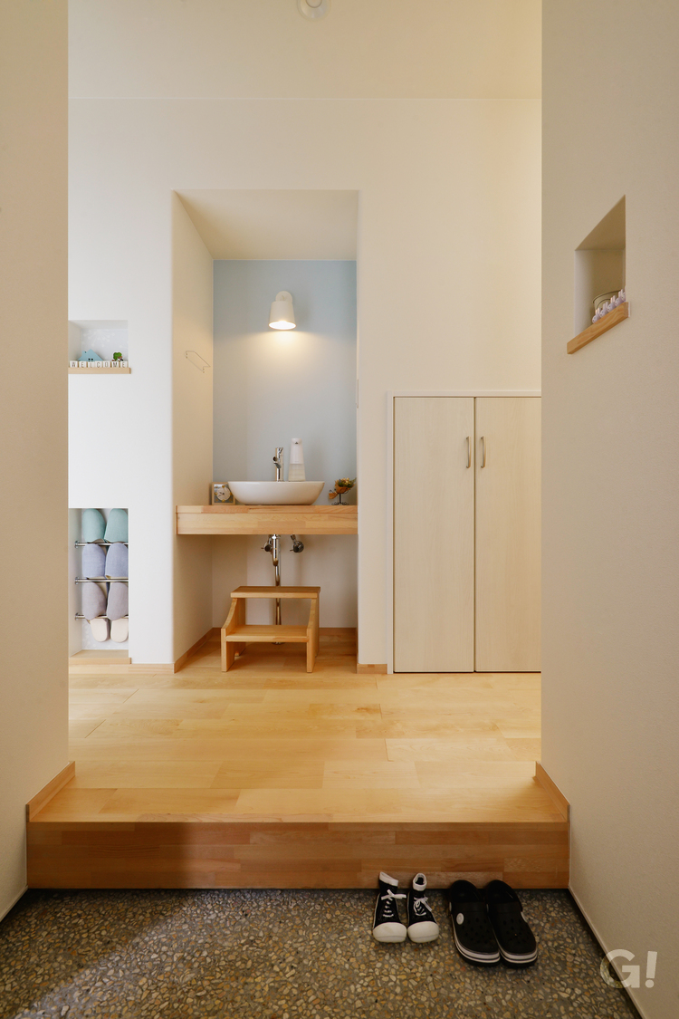 『北欧インテリアで優しい空間！便利なセカンド手洗いのあるシンプルモダンな玄関』の写真