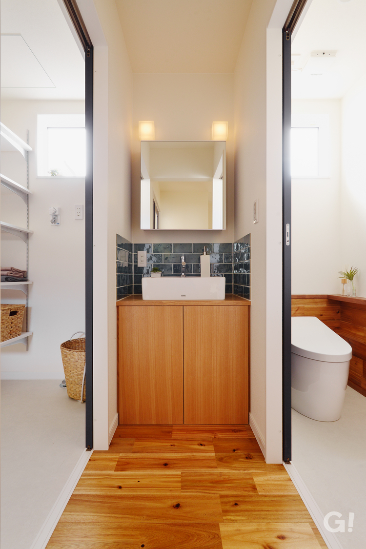 『スムーズな移動が叶えられた美しい水廻り空間◎シンプルモダンな洗面室』の写真