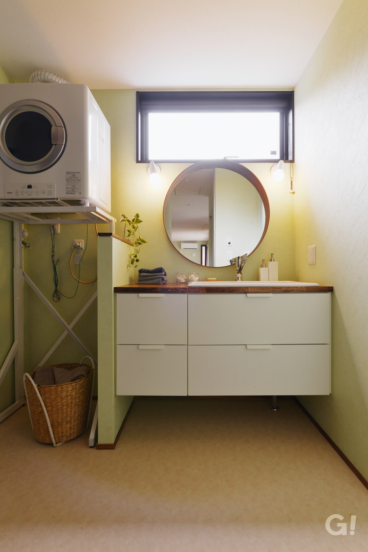 『ランドリースペースもあって動線抜群◎お洒落な空間がいいシンプルモダンな洗面室』の写真