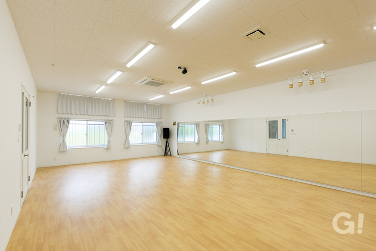 『広々とした空間で楽しみながらレッスンを受けられるシンプルモダンなダンススタジオ』の写真