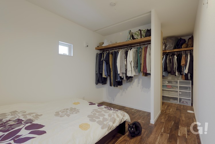 美しく大容量収納空間が設けられ◎リラックスできるシンプルモダンな寝室