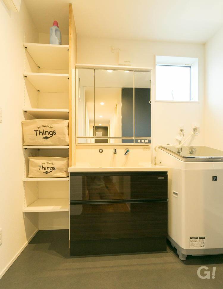 『モノトーンで男前◎動線にこだわり使い勝手のいいシンプルモダンな洗面室』の写真