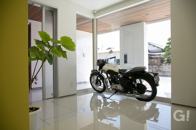 『大好きなバイクを見るたび幸せに浸れる！趣味を楽しめるシンプルモダンな玄関』の写真