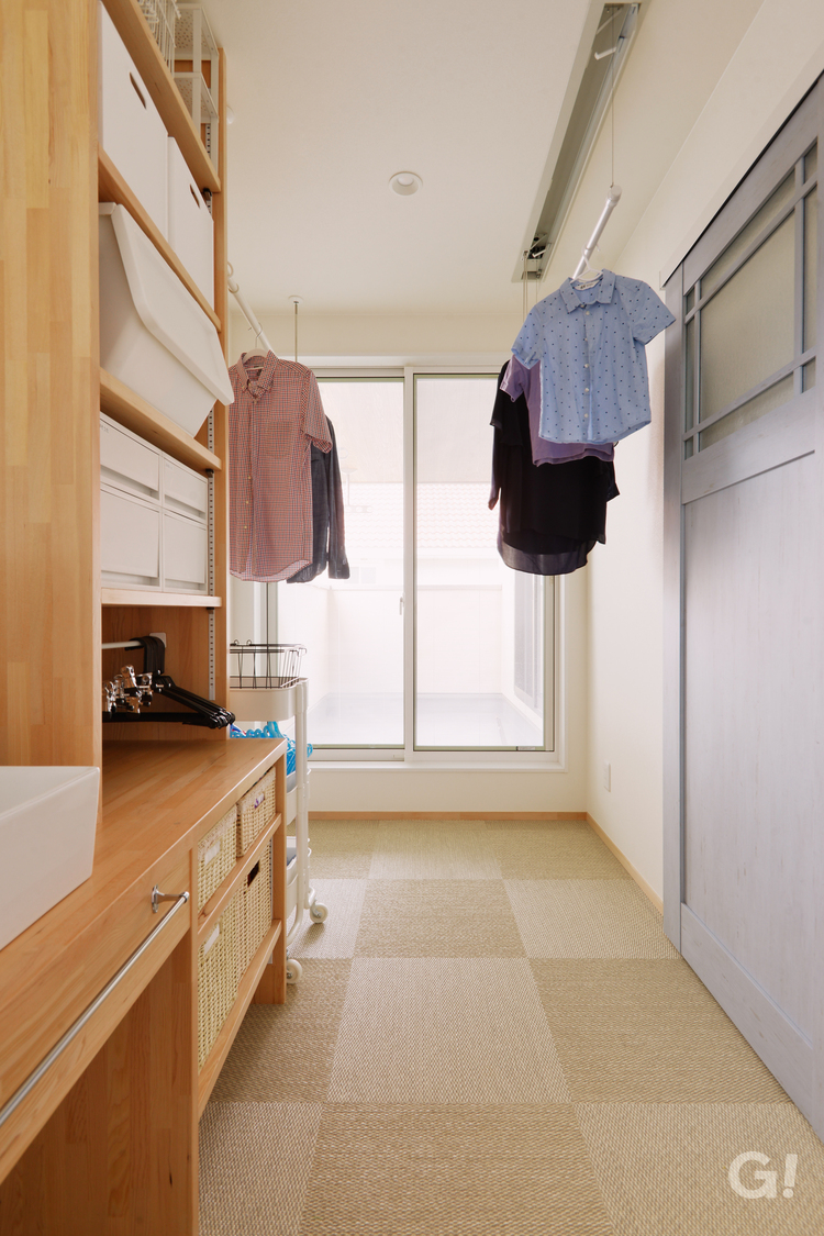 『お洗濯作業一連をこなせて嬉しい！室内干しでもカラッと気持ちよく乾くシンプルモダンなランドリースペース』の写真
