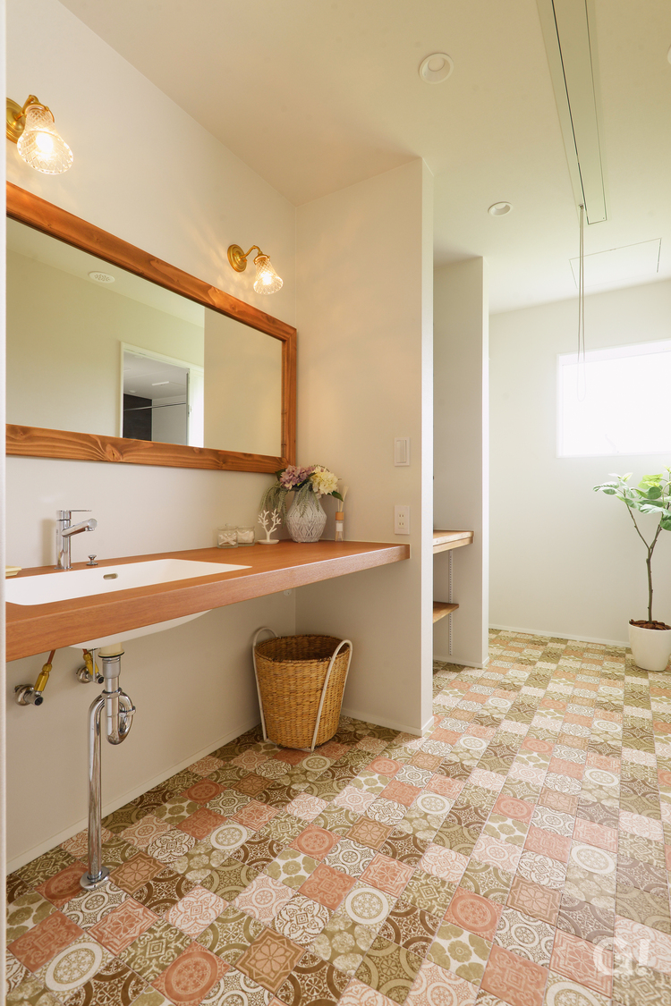 『個性あるデザインタイル床が一際目を惹く！使うたびにほっと癒される洗面室』の写真