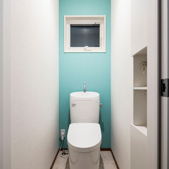 白Xライトブルーで清々しく心弾む空間がいい！設計士が考えたシンプルモダンなトイレ