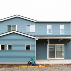 ブルーグレーX白で個性あふれる雰囲気が素敵！遊び心の詰まったカリフォルニアスタイルの家