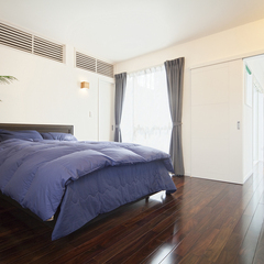 重厚感伝わる無垢床で快適◎安眠が約束されるシンプルモダンな寝室