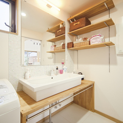 見せる収納でスッキリ空間◎使うたびホッと癒されるシンプルモダンな洗面室